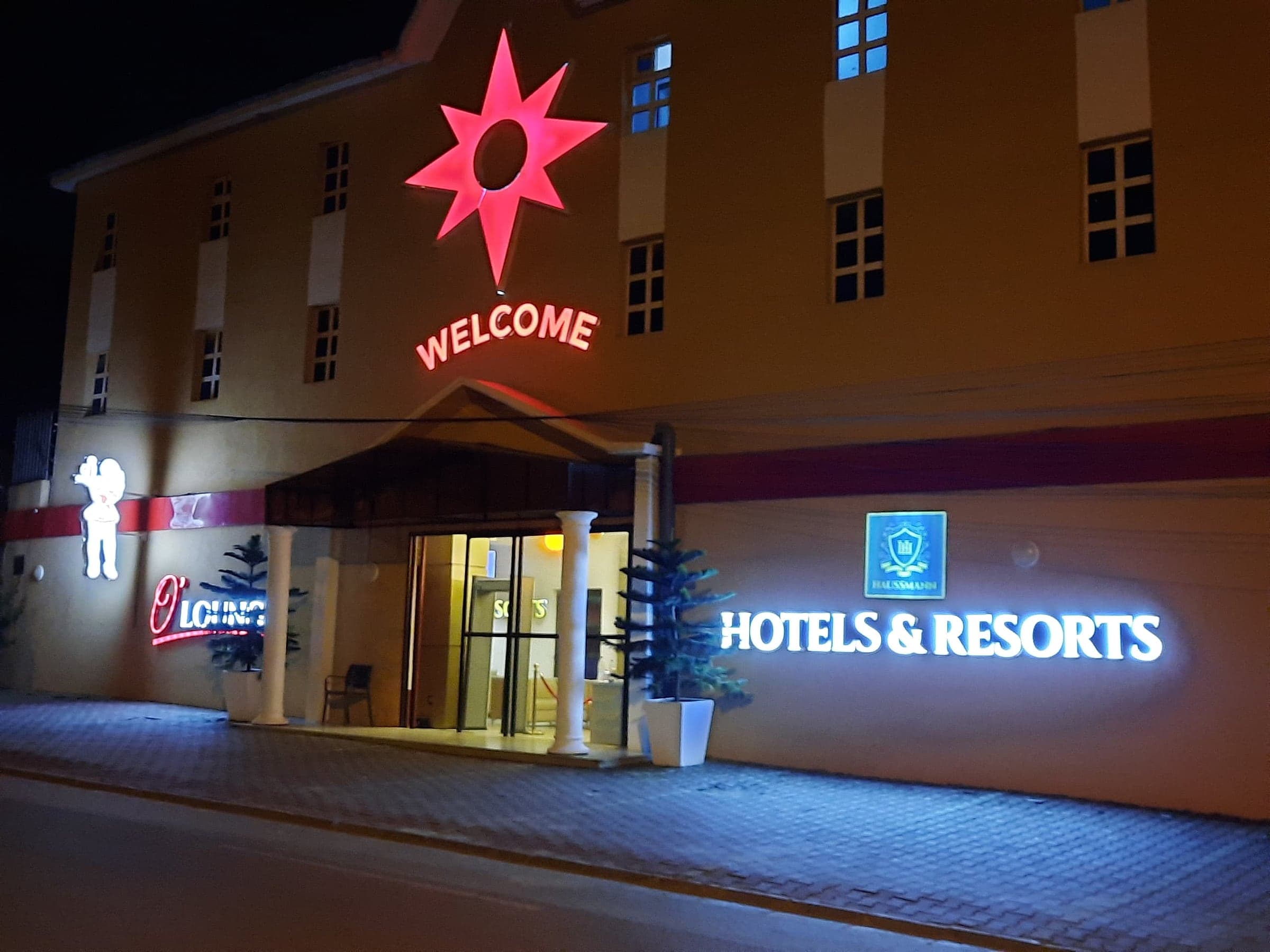 Haussmann Hôtels & Resorts, Angré — la façade de nuit